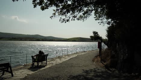 Gente-En-La-Costa-Del-Río-Dwyryd-En-La-Aldea-De-Portmeirion.