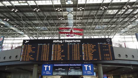 Stuttgart,-Alemania---29-De-Diciembre-De-2018:-Señal-De-Salida-En-El-Aeropuerto,-Stuttgart,-Alemania-Con-Un-Hermoso-Destello-De-Lente