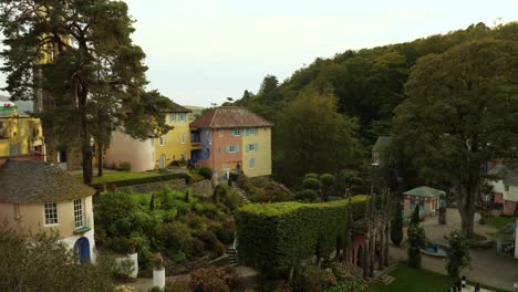 Vista-De-Portmeirion,-Un-Pueblo-Turístico-De-Estilo-Italiano-En-La-Costa-Del-Norte-De-Gales.