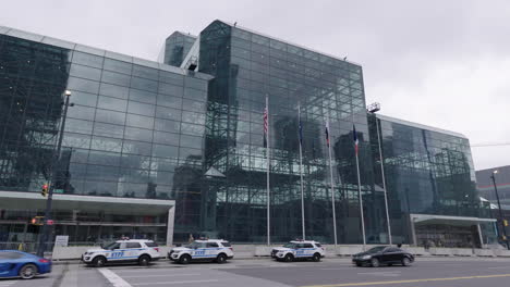 Centro-Javits-Durante-El-Brote-De-Coronavirus-Con-Personal-Militar-Y-Policía-De-Nueva-York