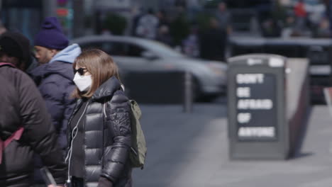 Mujeres-Con-Mascarilla-En-Time-Square