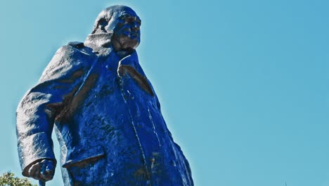 Una-Estatua-De-Bronce-De-Sir-Winston-Churchill-En-La-Plaza-Del-Parlamento-De-Londres,-Gran-Bretaña,-Reino-Unido