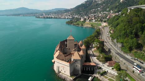 Toma-Aérea-De-Un-Dron-Volando-Hacia-Adelante-Sobre-El-Castillo-De-Chillon