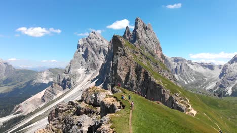 Drohne-Fliegt-Tief-über-Wanderer-Auf-Dem-Seceda-Kamm-In-Den-Italienischen-Dolomiten