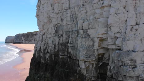 Disparo-Bajo-De-Un-Dron-Que-Revela-La-Playa-De-Botany-Bay-Cuando-Baja-La-Marea