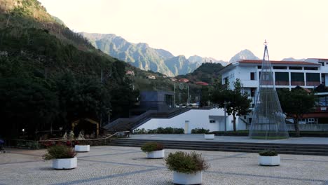 Pequeño-Pueblo,-Sao-Vicente,-En-Un-Valle-Rodeado-De-Montañas