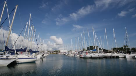 An-Einem-Sonnigen-Tag-Geht-Es-An-Reihen-Von-Segelbooten-Vorbei,-Die-In-Port-La-Foret-Festgemacht-Haben