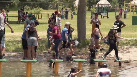 Balance-Auf-Seil-über-Wasser-Und