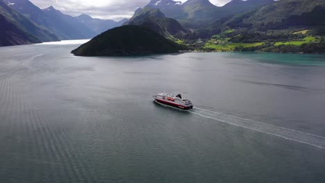 Vista-Aérea-Del-Crucero-Hurtigruten,-En-Dirección-Al-Fiordo-De-Geiranger,-En-Noruega:-Dando-Vueltas,-Disparo-De-Un-Dron