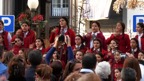 Coro-De-Niños-Interpretando-Una-Canción-En-La-Calle-En-Navidad-En-Funchal,-Maderia.