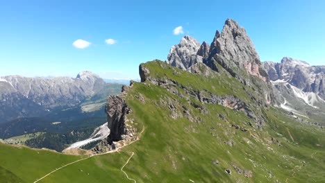 Toma-Aérea-Descendiendo-Lateralmente-Sobre-La-Cresta-De-Seceda-En-Los-Dolomitas-Italianos.