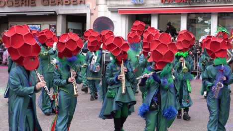 Solothurn,-Suiza---3-De-Marzo-De-2019:-Un-Club-De-Carnavales-Musicales-Con-Máscaras-Que-Parecen-Flores-Tocando-Instrumentos-Musicales-Como-Tambores-Y-Metales-Mientras-Caminan-Por-El-Carnaval