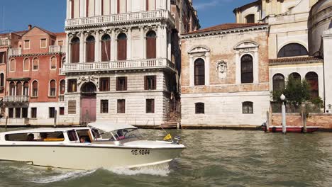 Una-Toma-Manual-De-Un-Taxi-Limusina-Acuática-De-Lujo-Maldiciendo-A-Través-Del-Gran-Canal-Venecia-Italia