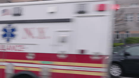 Ambulancia-De-Rápido-Movimiento-Frente-Al-Hospital-Durante-El-Coronavirus