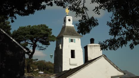 Faro-En-La-Costa-De-Portmeirion,-Un-Pueblo-De-Estilo-Italiano-En-El-Norte-De-Gales,-Reino-Unido.