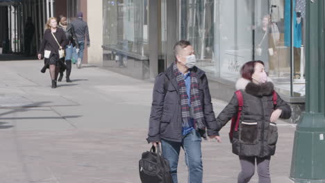 Pareja-Asiática-Con-Mascarilla-En-La-Sexta-Avenida-De-Nueva-York