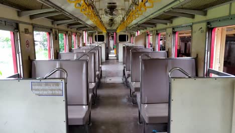 A-train-ride-from-Bangkok-to-Mae-Klong-railway-market