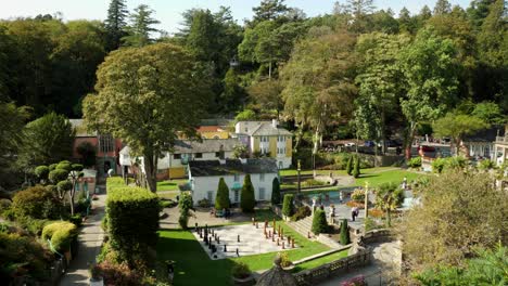 Vista-De-Portmeirion,-Un-Pueblo-Turístico-De-Estilo-Italiano-En-La-Costa-Del-Norte-De-Gales.