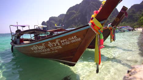 Cerca-Del-Tradicional-Barco-Banana-De-Cola-Larga-Tailandesa-Anclado-En-La-Costa