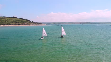 Drohne-Fliegt-Zwischen-Zwei-Kleinen-Segelbooten-In-Cornwall,-England