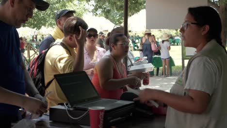 Los-Visitantes-Del-Parque-Reciben-Alimentos-Y-Bebidas