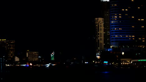 Lapso-De-Tiempo-En-El-Río-Chao-Praya-Desde-La-Mañana-Hasta-La-Noche-Con-Barcos-Y-Ferries-Pasando