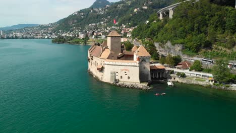 Plataforma-Rodante-Aérea-E-Inclinación-Hacia-Arriba-Del-Castillo-De-Chillon-En-El-Lago-De-Ginebra