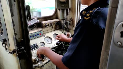 Un-Viaje-En-Tren-Desde-Bangkok-Al-Mercado-Ferroviario-De-Mae-Klong