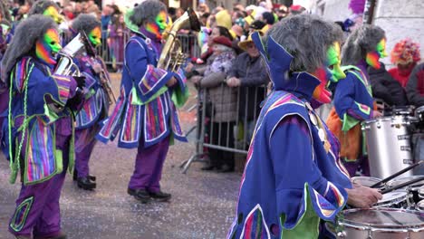 Solothurn,-Schweiz---03.-März-2019:-Ein-Musikalischer-Karnevalsclub-Mit-Bunten-Masken,-Die-Musikinstrumente-Wie-Schlagzeug-Und-Saxofon-Spielen,-Während-Sie-Den-Karnevalsverkauf-Abwickeln