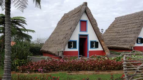 Casa-Tradicional-En-El-Pueblo-De-Santana,-Madeira