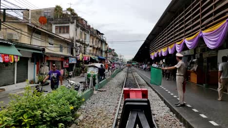 A-train-ride-from-Bangkok-to-Mae-Klong-railway-market