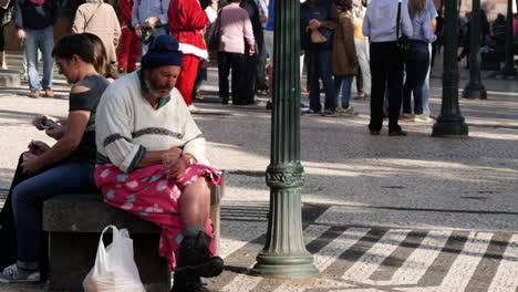 Hombre-Sentado-En-El-Banco-En-Funchal,-Madeira