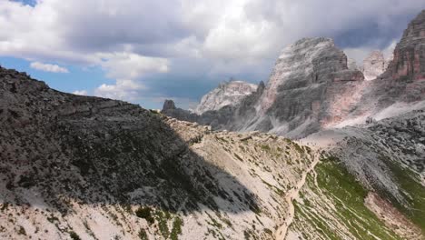 Drone-Moviéndose-Rápidamente-Sobre-La-Ruta-De-Senderismo-A-Tre-Cime-Di-Lavardeo-En-Los-Dolomitas-Italianos