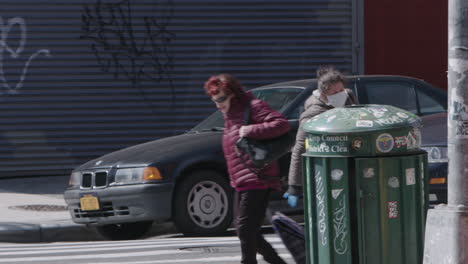 Mujeres-Latinas-Caminando-Con-Mascarilla-Quirúrgica-En-Manhattan