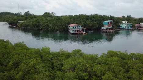 Gente-Divirtiéndose-En-Un-Bungalow-Sobre-El-Mar-En-Bocas-Del-Toro