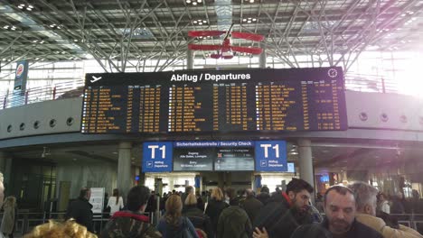 Stuttgart,-Deutschland---29.-Dezember-2018:-Menschen-Verabschieden-Sich,-Während-Sie-Auf-Den-Check-in-Am-Flughafen-Stuttgart-Warten