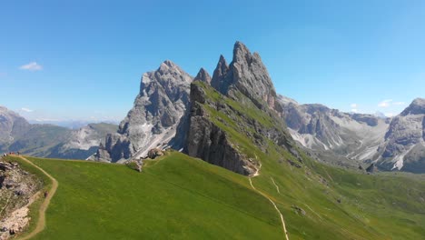 Órbita-Aérea-Sobre-La-Cresta-Seceda-En-Los-Dolomitas-Italianos.