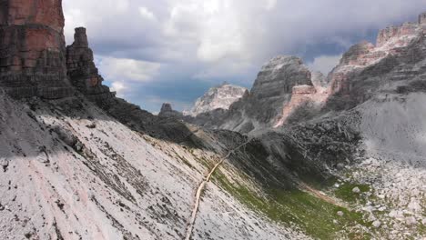 Luftüberflug-Vorwärts-über-Den-Wanderweg-Zum-Tre-Cime-Di-Lavardeo-In-Den-Italienischen-Dolomiten