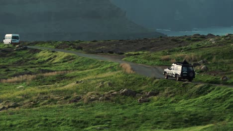 Jeep-Auf-Der-Schmalen-Straße-An-Der-Küste-Der-Insel-Madeira-In-Der-Nähe-Des-Fischerdorfes-Canical