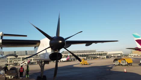 Stuttgart,-Alemania---29-De-Diciembre-De-2018:-Un-Pequeño-Avión-De-Hélice-Listo-Para-Despegar-En-El-Aeropuerto-De-Stuttgart,-Alemania