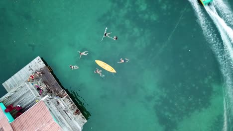 Toma-Aérea-De-Personas-Nadando-En-Aguas-Turquesas-En-Panamá.