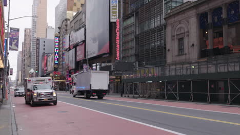 Ambulancia-Saliendo-En-El-Distrito-De-Los-Teatros-De-Manhattan