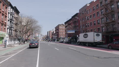 Cerca-De-La-Primera-Avenida-Vacía-De-Manhattan-Poco-Tráfico