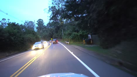 Fahrt-In-Der-Dämmerung-Auf-Einer-Landstraße-In-Kolumbien,-Passagiere-Pov