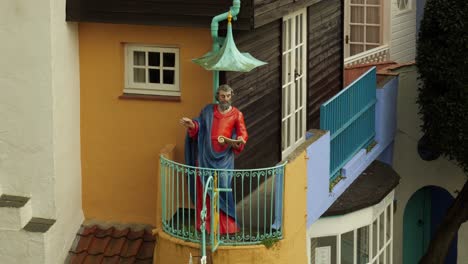 Statue-Des-Heiligen-Petrus-Beim-Bibellesen-Auf-Dem-Balkon-In-Portmeirion,-Nordwales