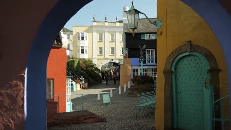 Vista-De-Portmeirion,-Un-Pueblo-Turístico-De-Estilo-Italiano-En-La-Costa-Del-Norte-De-Gales.