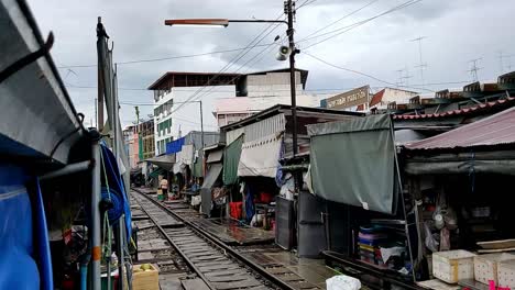 Eine-Zugfahrt-Von-Bangkok-Zum-Mae-Klong-Eisenbahnmarkt