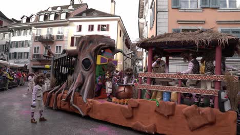 Solothurn,-Schweiz---03.-März-2019:-Ein-Riesiges-Fahrzeug-An-Der-Fasnacht-Beschäftigt-Sich-Mit-Einem-Zoo-Thema