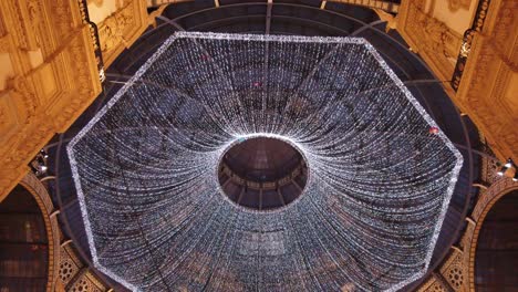 Milano,-Italy---December-30th,-2018:-Beautiful-christmas-decoration-by-night-at-the-Galleria-Vittorio-Emanuele-in-Milano,-Italy