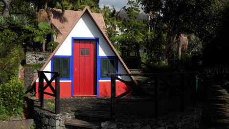 Traditionelles-Haus-Im-Botanischen-Garten-Auf-Der-Insel-Madeira